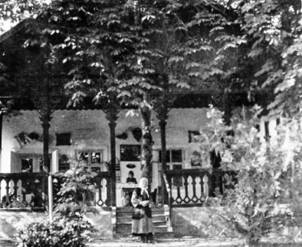 Clara _Maniu _in _fata_ verandei_2