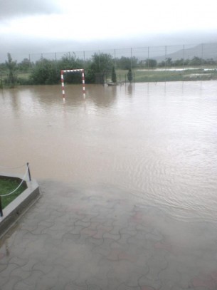 Curte_scoala_Pericei