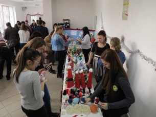 Târg de Crăciun în scop caritabil, organizat la Colegiul API Zalău