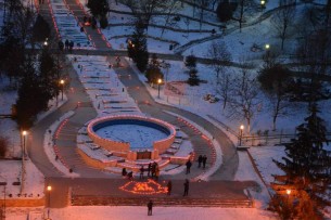 Tinerii din Zalău au făcut conturul României din lumânări pentru a marca Ziua Unirii Principatelor Române