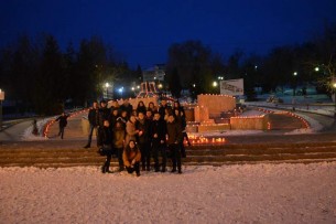 Tinerii din Zalău au făcut conturul României din lumânări pentru a marca Ziua Unirii Principatelor Române