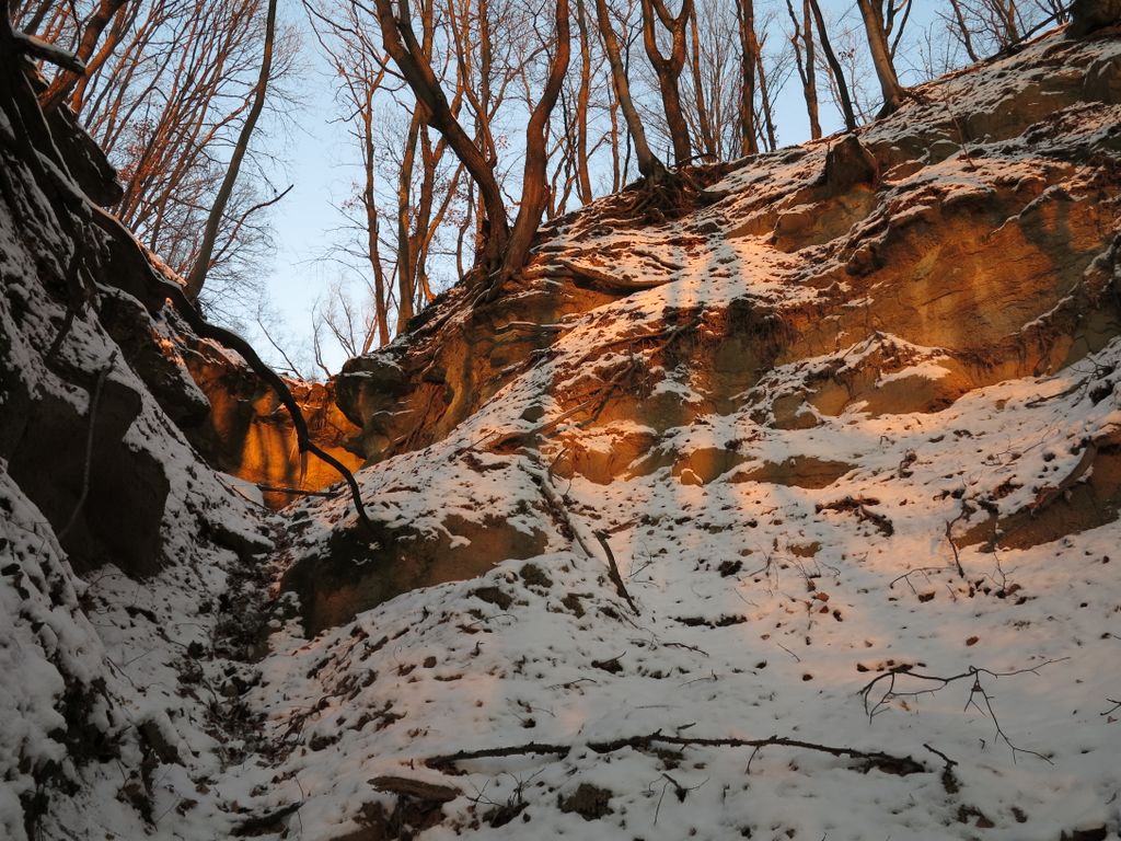 Un canion micuț de lângă Brâglezul sălăjean, îmbrăcat de soare în lumină portocalie
