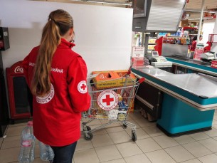 Voluntarii Societății Naționale de Cruce Roșie întind o mână de ajutor celor nevoiași