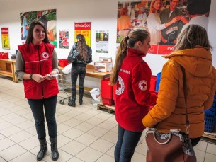 Voluntarii Societății Naționale de Cruce Roșie întind o mână de ajutor celor nevoiași