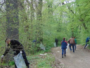 Jandarmii sălăjeni s-au alăturat campaniei de ecologizare „Luna curăţeniei în municipiul Zalău”