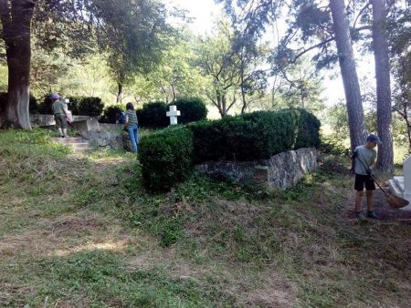 Tineri_voluntari_au_ingrijit_mormintele_familiei_Maniu