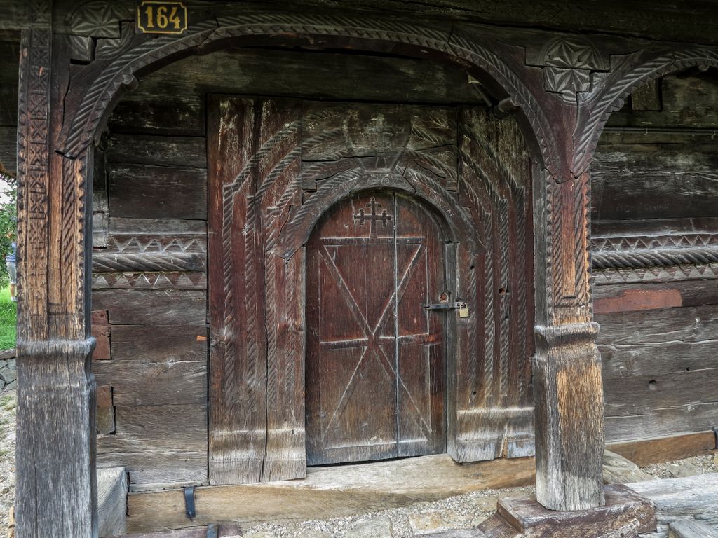 În satul Sârbi, la numărul 164, biserica de lemn e, încă, o punte între lumea de aici și ideea de divin